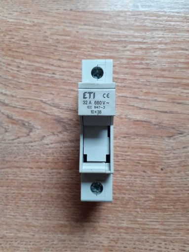 Zdjęcie oferty: PODSTAWA ROZŁĄCZNIK BEZPIECZNIKOWY ETI 660V 32A 10x38 LR 106309 