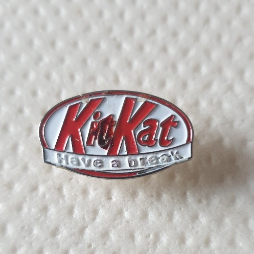 Zdjęcie oferty: Przypinki,  Vintage pins Kit kat 