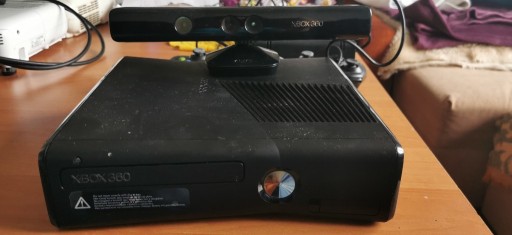 Zdjęcie oferty: XBOX 360S 250GB+Kinect+ 2 PADY