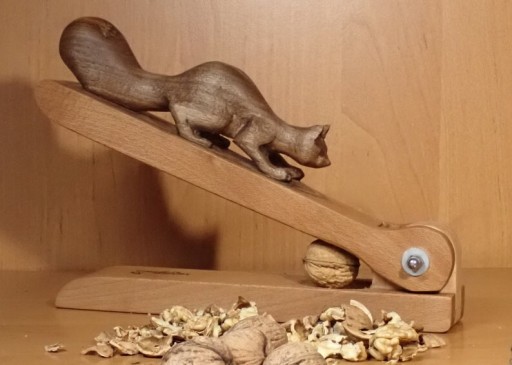 Zdjęcie oferty: Dziadek do orzechów rzeźbiona drewniana wiewiórka