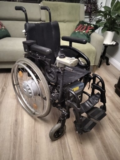 Zdjęcie oferty: Lekki wózek inwalidzki z napędem elektrycznym 