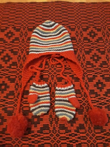 Zdjęcie oferty: Komplet czapka z pomponami i rękawiczki na sznurk 