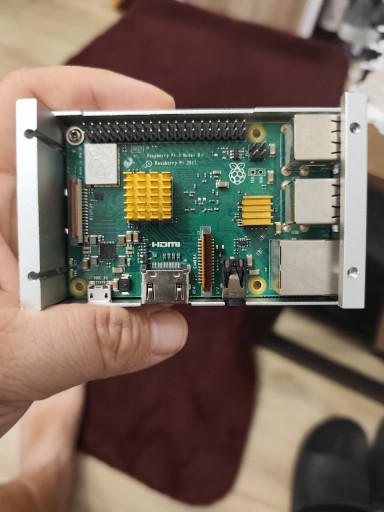Zdjęcie oferty: Sprzedam raspberry pi 3 b+ obudowa karta 32 GB plus zasilacz orginalny 