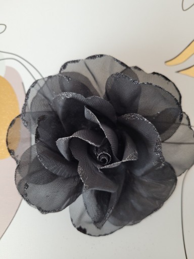 Zdjęcie oferty: Róża czarna sztuczna przypinka broszka kwiat