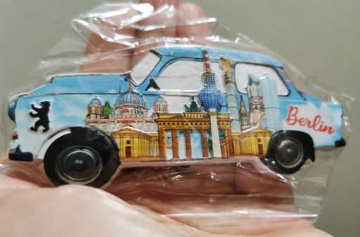 Zdjęcie oferty: Magnes na lodówkę 3D Niemcy Berlin Trabant