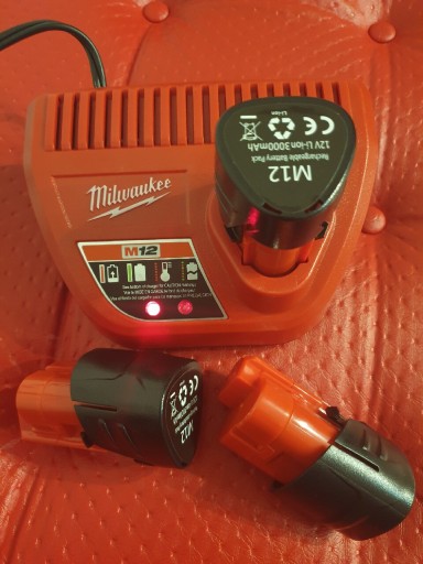 Zdjęcie oferty: Ładowarka Milwaukee M12 + bateria 3000mah.