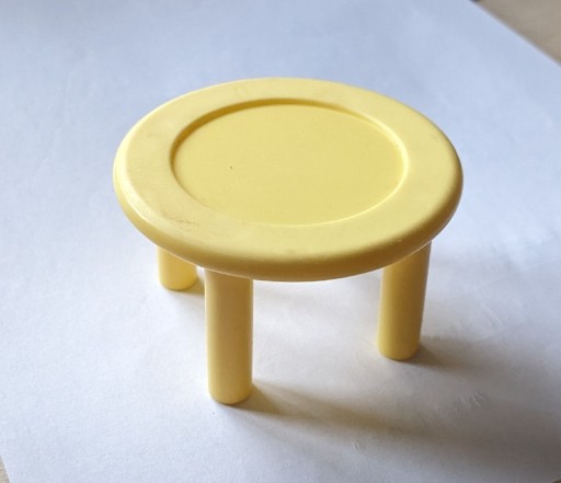 Zdjęcie oferty: Żółty stoliczek dla lalek okrągły plastikowy 7x4cm