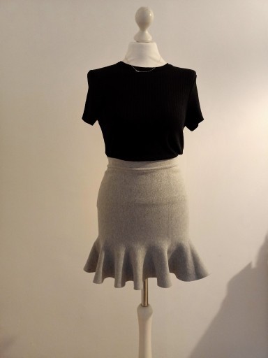 Zdjęcie oferty: Elegancka szara spódniczka S/M z baskinką by Paris