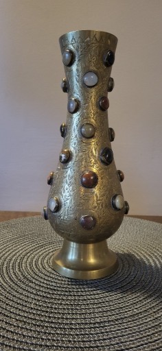 Zdjęcie oferty: Mosiężny wazon wysadzany kamieniami.