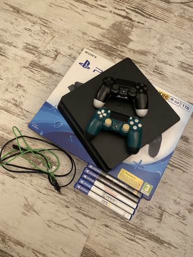 Zdjęcie oferty: PlayStation 4 slim 1 tb + 2 pady + 5 gier