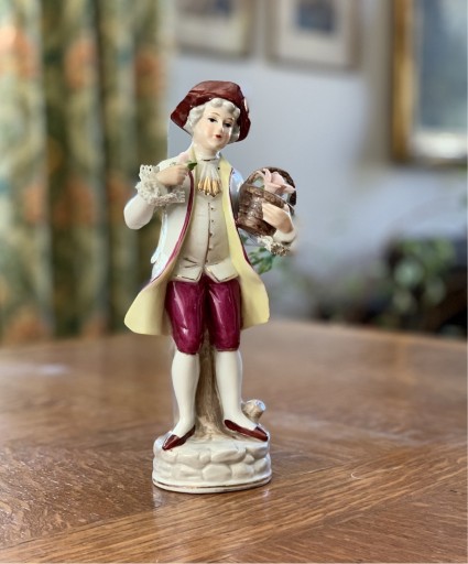 Zdjęcie oferty: Figurka porcelana dworzanin młodzieniec z kwiatami