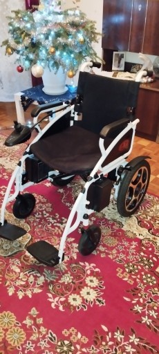 Zdjęcie oferty: Wózek inwalidzki o napędzie elektrycznym 