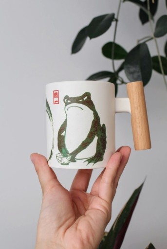 Zdjęcie oferty: Kubek z drewnianą rączką żaba, Trzy japońskie żaby, Grumpy frog, 330ml