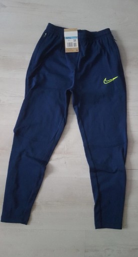 Zdjęcie oferty: Spodnie sportowe dresowe dresy Nike r 134-146