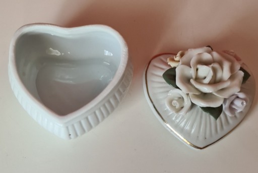 Zdjęcie oferty: Puzderko z kwiatami ceramika