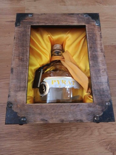 Zdjęcie oferty: Butelka po Rumie ze Skrzynką 