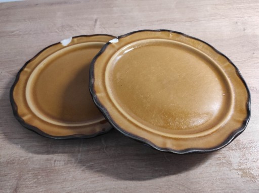 Zdjęcie oferty: Dwa brązowe talerze śniadaniowe 19 cm 