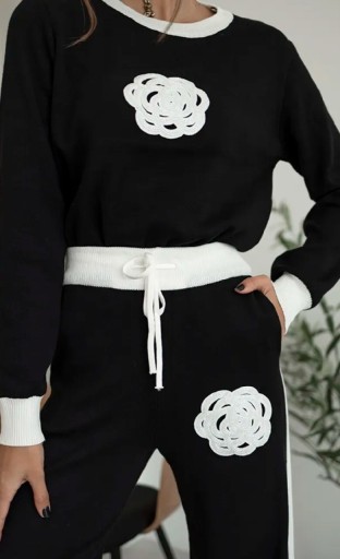 Zdjęcie oferty: Dres sweterkowy z różą 