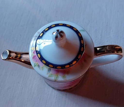 Zdjęcie oferty: Porcelanowy czajniczek z zestawu dla lalek.