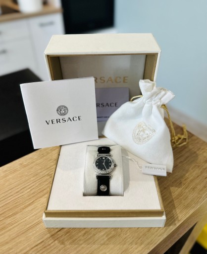 Zdjęcie oferty: Gustowny Damski Zegarek Versace VEAA00118