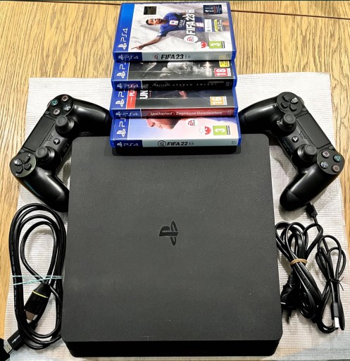 Zdjęcie oferty: PlayStation 4 Slim 1TB +2 Pady +4 gry