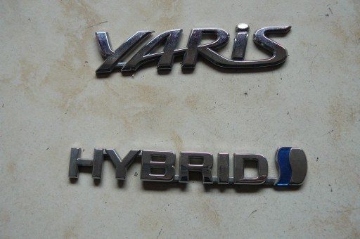 Zdjęcie oferty: Yaris III 17-20r emblemat znaczek klapa hybryda 