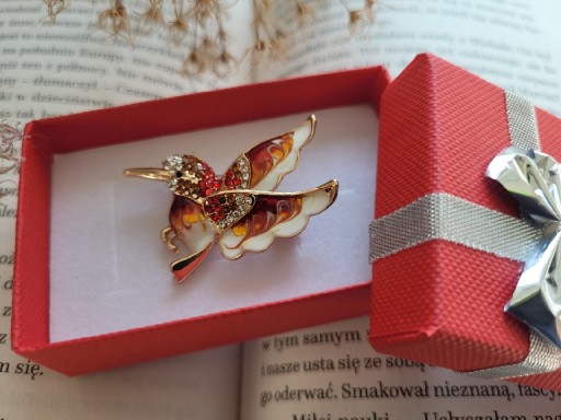 Zdjęcie oferty: Broszka koliberek czerwono- biały 