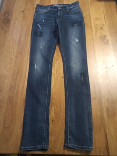 Zdjęcie oferty: Spodnie jeansowe z przetarciami rozm.176