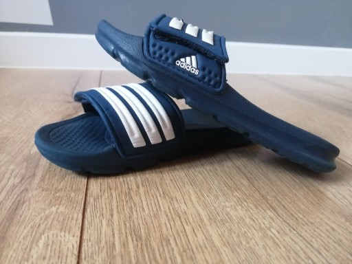 Zdjęcie oferty: Granatowe klapki adidas