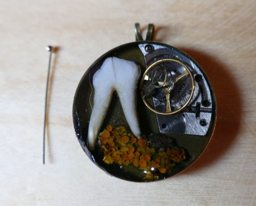 Zdjęcie oferty: Zawieszka steampunk sarni ząb - rękodzieło