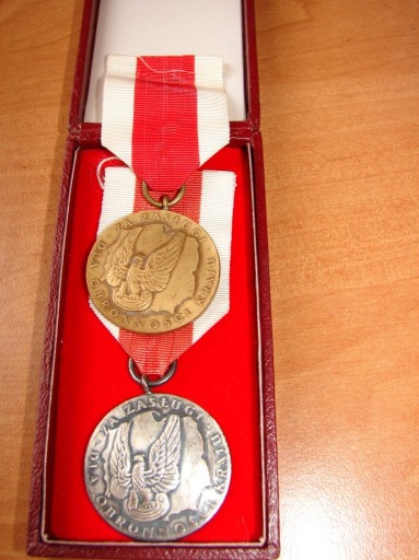 Zdjęcie oferty: 2 Medale za zasługi w obronności kraju