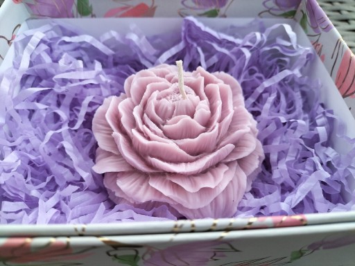 Zdjęcie oferty: Świeca sojowa kwiat w ozdobnym pudełku 