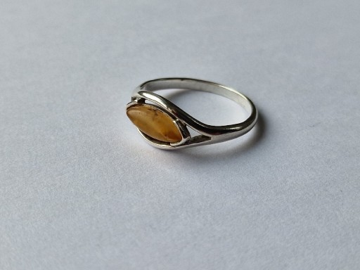 Zdjęcie oferty: Srebrny pierścionek z bursztynem pr 925