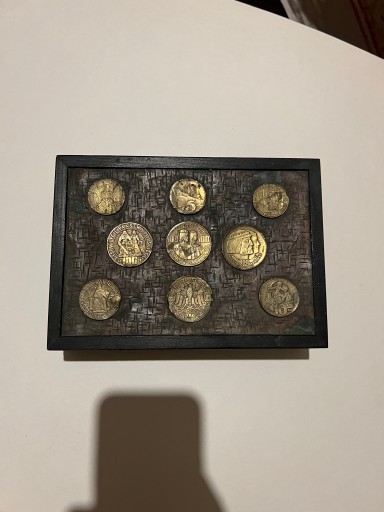 Zdjęcie oferty: skrzynka z wizerunkami monet mieszko i dąbrówka