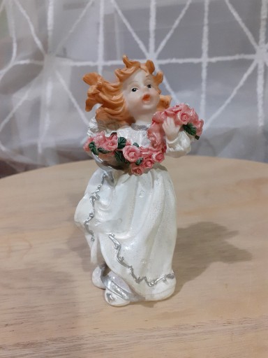 Zdjęcie oferty: Figurka polimerowa aniołek z kwiatami