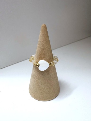 Zdjęcie oferty: Pierścionek handmade z cytrynem i sercem z masy perłowej