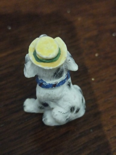 Zdjęcie oferty: Figurka Piesek w żółtym kapeluszu