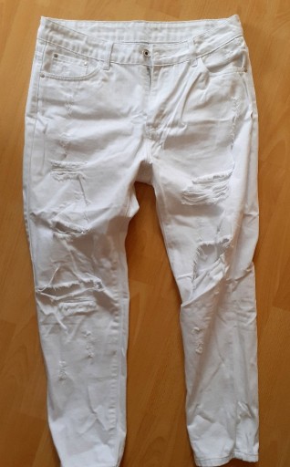 Zdjęcie oferty: Spodnie damskie jeansy z dziurami Rozm. L