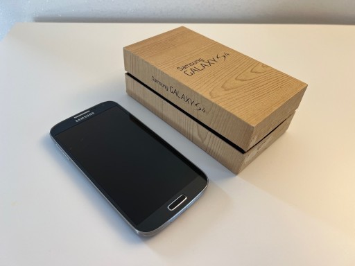 Zdjęcie oferty: Samsung Galaxy S4 uszkodzony z pudełkiem