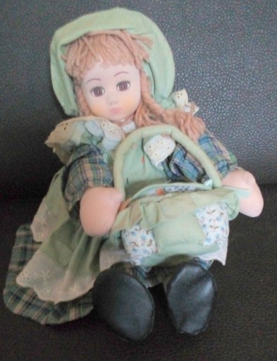 Zdjęcie oferty: Vintage szmaciana lalka kolekcjonerska z koszykiem