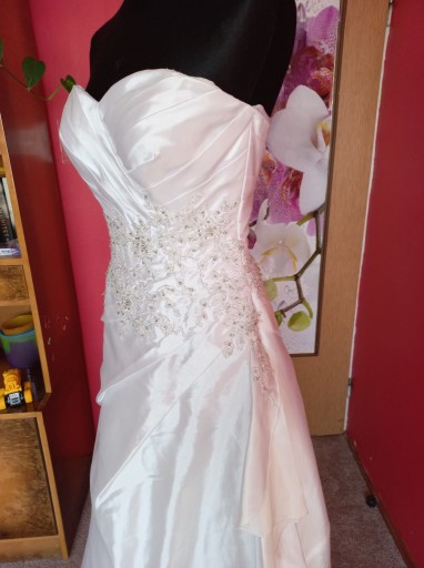Zdjęcie oferty: Suknia ślubna biała lekko połyskująca