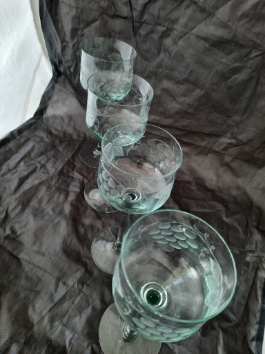 Zdjęcie oferty: Piękne szklane kieliszki do wina
