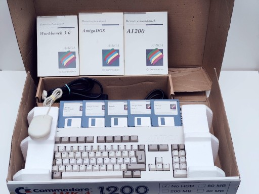 Zdjęcie oferty: Amiga 1200, kick 3.0, PSU, mysz, BOX (karton+styro), dyskietki, manual