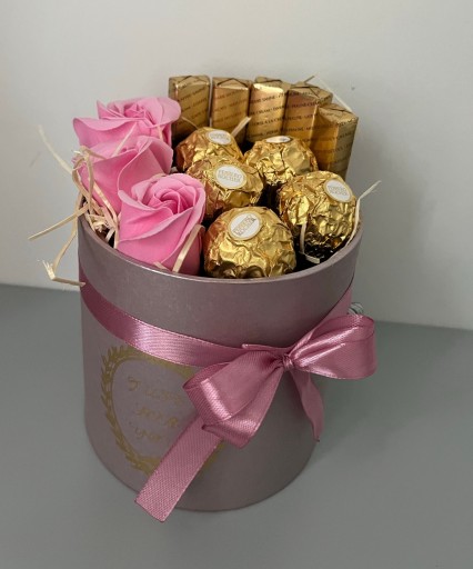Zdjęcie oferty: Box słodki prezent dzień mamy róże słodycze