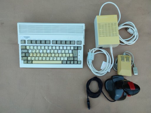 Zdjęcie oferty: Komputer Commodore Amiga 600 oryginalna PLOMBA