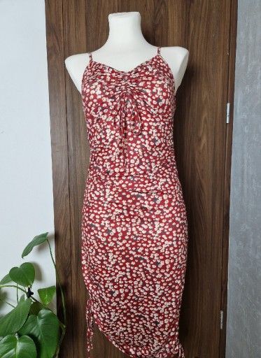 Zdjęcie oferty: Sukienka letnia czerwona w kwiaty dopasowana S 36