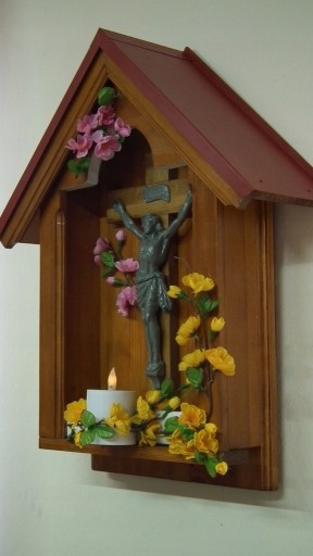 Zdjęcie oferty: Kapliczka drewniana , Jezus na krzyżu ,świeczka.
