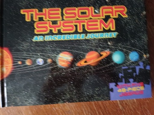 Zdjęcie oferty: The solar system, książka edukacyjna z puzzlami
