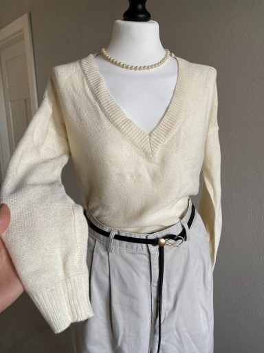 Zdjęcie oferty: Śmietankowy sweter damski dzianinowy v neck klasyczny krój jasny beż