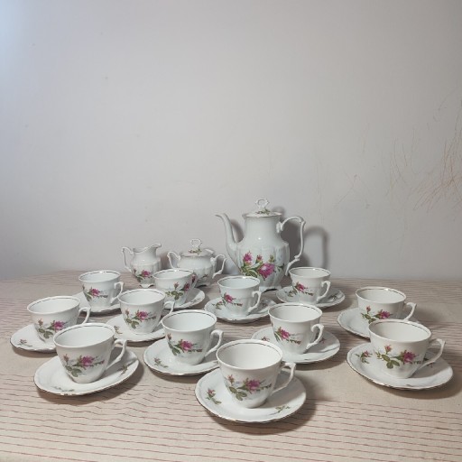 Zdjęcie oferty: Serwis kawowy 12 osób porcelana Wałbrzych Różyczki